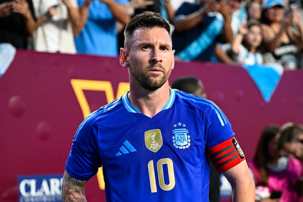 Messi Uruqvay milli komandasını tərk edən Suaresə ehtiramını bildirir